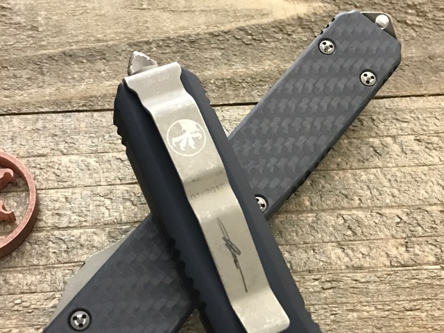 Нож Microtech Ultratech Satin 123-1CF с автоматическим открытием/закрытием клинка.