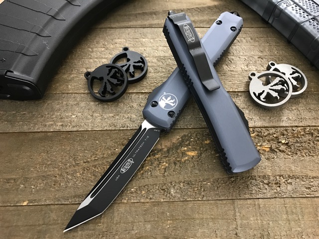 Нож Microtech Ultratech Black 121-1GY с автоматическим открытием/закрытием клинка.