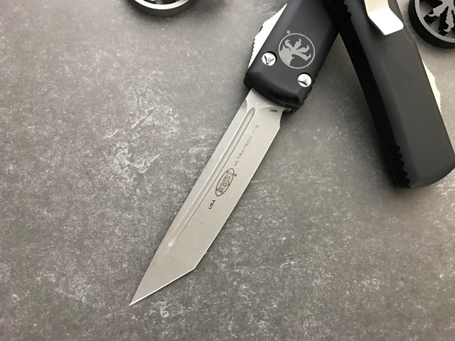 Нож Microtech Ultratech Apocalyptic 123-10AP с автоматическим открытием/закрытием клинка.