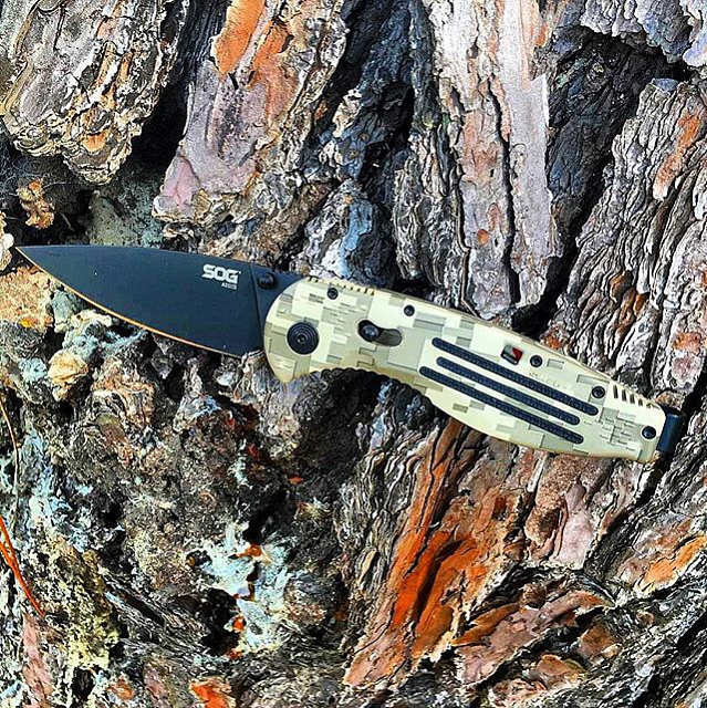 Нож SOG Aegis Digi Camo AE-06 (сталь AUS-8)