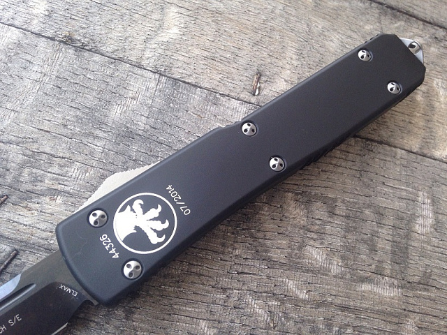 Нож Microtech Ultratech Satin 121-1 с автоматическим открытием/закрытием клинка.