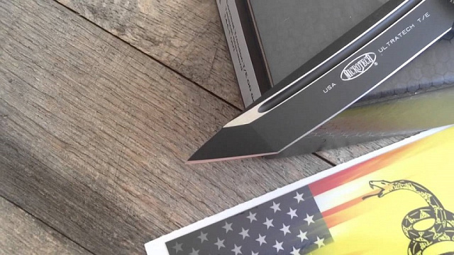Нож Microtech Ultratech Black 123-1 с автоматическим открытием/закрытием клинка.