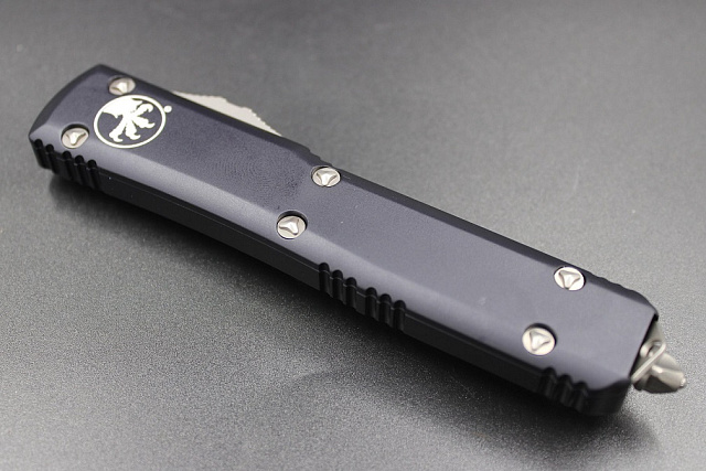 Нож Microtech Ultratech Black 123-1 с автоматическим открытием/закрытием клинка.