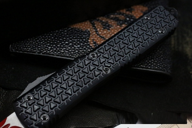 Нож Microtech Ultratech Black 123-1SL с автоматическим открытием/закрытием клинка.